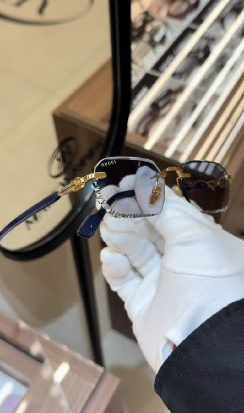 Monture percée Gucci avec verres personnalisés, présentée en boutique