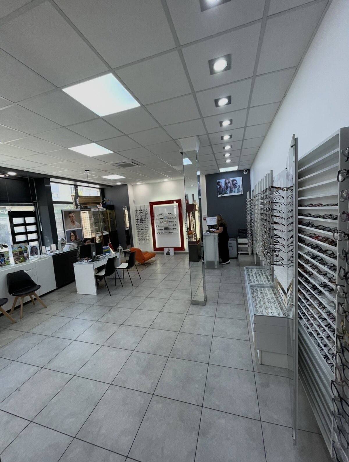L'allée centrale de la boutique avec ses présentoirs de montures